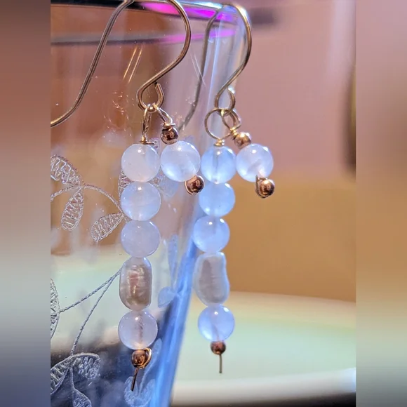 Pretty, dainty rose quartz & natural pearl earrings, 14k rolled gold, in giftbox - Picture 3 of 6